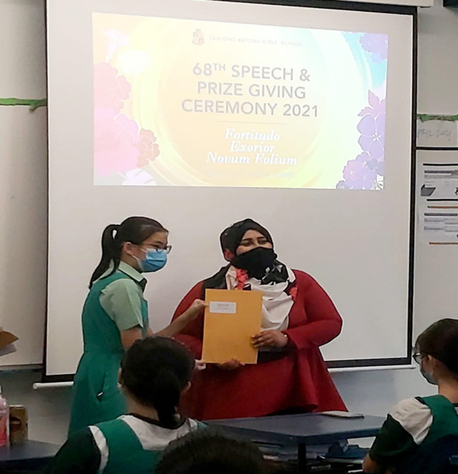 TKGian receiving certificate from Vice-Principal during the 2021 Prize Giving Ceremony.